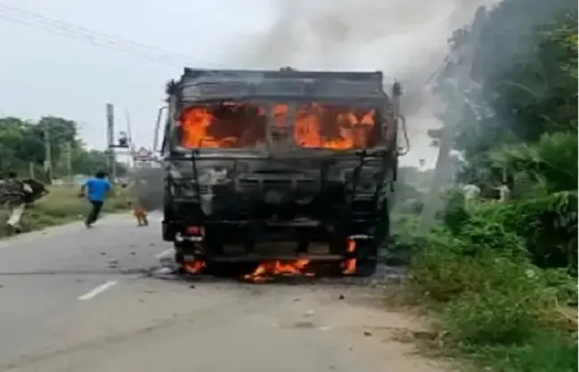 truck burns in jahanabad_ by protester_pic_295