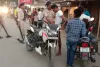 पताही में चला चेकिंग अभियान, संदिग्धों से पूछताछ, पुलिस का मनचलों और चोरी के वाहनों पर फोकस