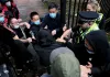 ब्रिटेन में प्रदर्शनकारी को चीनी दूतावास में घसीट कर पीटा, प्रधानमंत्री चिंतित