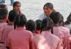 फिल्म अभिनेत्री प्रियंका चोपड़ा प्राथमिक विद्यालयों के बच्चों से मिलीं