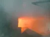 पटना के हथुआ मार्केट में लगी आग, कई दुकानें जलकर राख