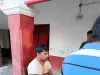 मोतिहारी में मोटर चोरी के आरोप में कुर्सी से बांधकर युवक की पिटाई, पुलिस को बुलाकर सौंपा