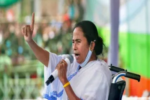 प. बंगालः चुनाव आयोग के खिलाफ ममता बनर्जी का धरना