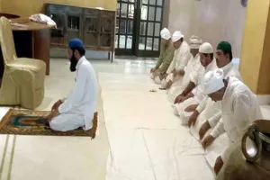 बाड़ाबंदी में मुस्लिम विधायकों ने पढ़ी ईद की नमाज, दूर से दी मुबारकबाद