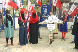 बेगूसराय में छात्राओं ने फूंका योगी आदित्यनाथ का पुतला