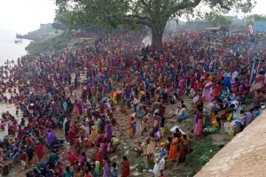 पूर्णिमा पर श्रद्धालुओं ने गंगा में डुबकियां लगाकर पास के मंदिरों में पूजा-अर्चना किया