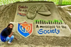 विकास दुबे एनकाउंटर : रेत पर कलाकृति उकेर किया यूपी पुलिस को सैल्यूट