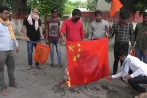 मुज़फ़्फ़रपुर में चीन के झंडा को जलाकर एबीवीपी ने जताया विरोध