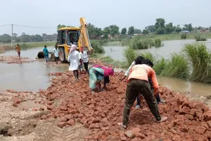 पश्चिम चंपारण मे  युद्धस्तर पर करायी जा रही है रेन कट की मरम्मति