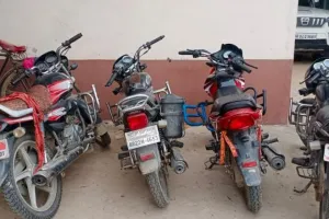 चोरी के तीन मोटरसाइकिल के साथ दो चोर गिरफ्तार
