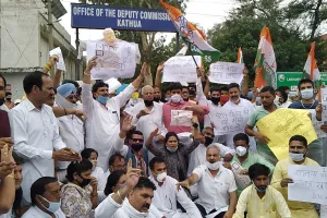 पेट्रोल डीजल की बढ़ती कीमतों और टोल प्लाजा को लेकर कांग्रेस ने केंद्र सरकार का पुतला जलाकर किया विरोध प्रदर्शन