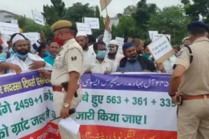 मदरसा शिक्षकों का जदयू कार्यालय पर प्रदर्शन, सरकार पर वादा खिलाफी का आरोप