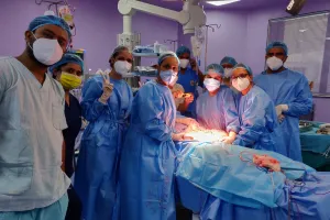एम्स में  युवती के शरीर से 41 किलोग्राम के ओवरियन ट्यूमर का सफल ऑपरेशन
