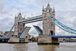 ‘लंदन ब्रिज इज फालिंग डाउन’ एक बार फिर सुर्खियों में क्यों?