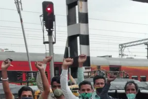 लॉकडाउन में खस्ताहाल जिंदगी से तंग ऑटो एवं ई रिक्शा चालकों ने किया प्रदर्शन