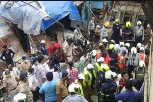 मुंबई के नागपाड़ा में दो मंजिली इमारत गिरी, 3 लोग मलबे में दबे