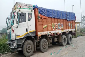 भारी मात्रा में शराब लदा ट्रक जब्त, सन्देह के घेरे में उत्पाद विभाग की जांच टीम