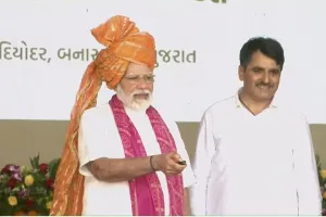 PM lays foundation of many projects in Gujarat