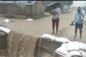 भष्ट्राचार की भेंट चढ़ी सड़क: मोतिहारी में बारिश का ‘बहा’व नहीं झेल पाया दो वर्ष पहले बनी सड़क, आवागमन बंद