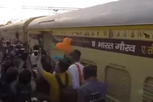 रेल मंत्री ने देश की पहली भारत गौरव पर्यटक ट्रेन को दिखाई हरी झंडी, भगवान श्रीराम से जुड़े स्थानों का भ्रमण कराते हुए नेपाल तक जाएगी