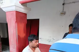 मोतिहारी में मोटर चोरी के आरोप में कुर्सी से बांधकर युवक की पिटाई, पुलिस को बुलाकर सौंपा