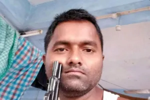 भारी पड़ा टशन: मोतिहारी में युवक ने पिस्टल के साथ सोशल मीडिया पर डाला फोटो,  पहचान कर कार्रवाई में जुटी पुलिस