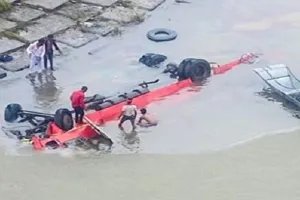 मप्र में नर्मदा नदी में गिरी बस, अब तक निकाले गए 11 यात्रियों के शव