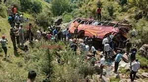 यात्रियों से भरी बस खाई में गिरी, 5 ने तोड़ा दम,  25 घायल
