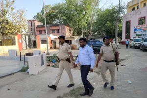 भ्रष्टाचार में लिप्त के आरोप में छौडादानो के राजस्व कर्मचारी रणधीर कुमार हुए गिरफ्तार