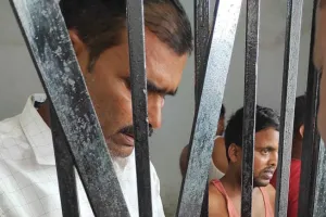 मोतिहारी के सरकारी स्कूल के हेडमास्टर शराब पीते गिरफ्तार