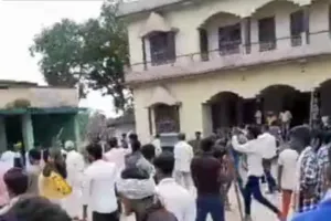 #Motihari News: युवक से थूक चटवाने के आरोपित पूर्व मुखिया के घर हमला  मामले में मोतिहारी में 26 नामजद, 200 अज्ञात लोगो  पर प्राथमिकी