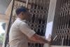 अभियुक्त के घर पर यूपी पुलिस ने चिपकाया इश्तेहार