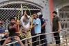 बांग्लादेश में हिंदू शिक्षक को पहनाई जूतों की माला, तमाशा देखती रही पुलिस