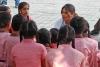 फिल्म अभिनेत्री प्रियंका चोपड़ा प्राथमिक विद्यालयों के बच्चों से मिलीं