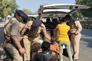 कर्फ्यू के दौरान सड़कों पर रहने वालों को पुलिस ने बांटा भोजन