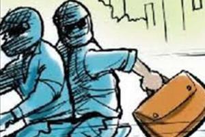 CRIMINALS CREATES HAVOC, LOOTED BANK AT GUN POINT