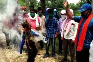 तीन सूत्री मांगों‌ को लेकर पंचायत वार्ड सचिवों ने फूंका मुख्यमंत्री का पुतला