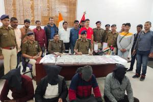 निजी स्कूल संचालक निकला शराब कारोबारी, साथियों संग आर्म्स और लाखों कैश के साथ गिरफ्तार