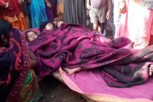 पति ने पत्नी समेत दो बच्चों की गला घोटकर हत्या की।