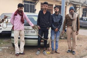 हुंडई कार से भारी मात्रा में शराब बरामद, तीन धंधेबाज गिरफ्तार