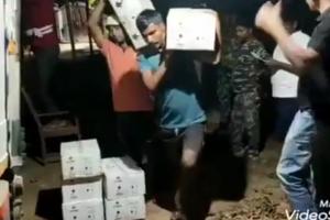 ट्रक पर ईट के बने तहखाने से एक करोड़ की शराब बरामद