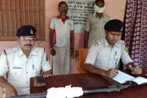 गांव में रंगदारी कर रहा बदमाश देशी रायफल और गोली के साथ गिरफ्तार