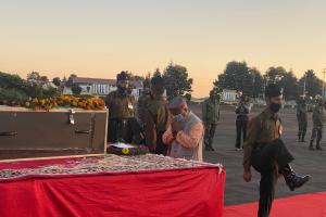 शहीद सूबेदार स्वतंत्र सिंह का पार्थिव शरीर लैंसडौन पहुंचा, दी गई श्रद्धांजलि