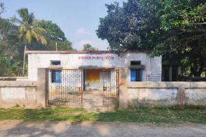 स्वास्थ्य उपकेंद्र बना नशेड़ियों का अड्डा,चालू करने की मांग