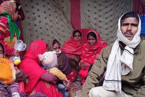 भोज का निमंत्रण नहीं देने पर ईंट-पत्थर से मार-मारकर कर दी हत्या