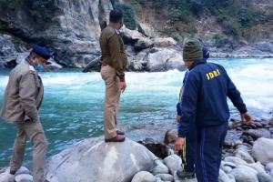 कर्णप्रयाग में संगम पर फोटो शूट करते हुए बहा लखनऊ का पर्यटक