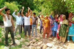सड़क की खस्ता हालत को लेकर गांव लडोली के लोगों ने जिला प्रशासन के खिलाफ किया प्रदर्शन