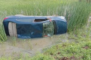 खाई में गिरी कार, चालक फरार