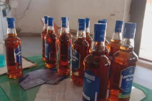 मोटरसाइकिल से शराब ला रहे झारखंड के धंधेबाज गिरफ्तार