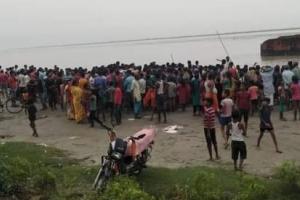 नाव पलटने से गंड़क में लोग डूबे, गोताखोरों ने सात को बचाया, दो की खोज जारी